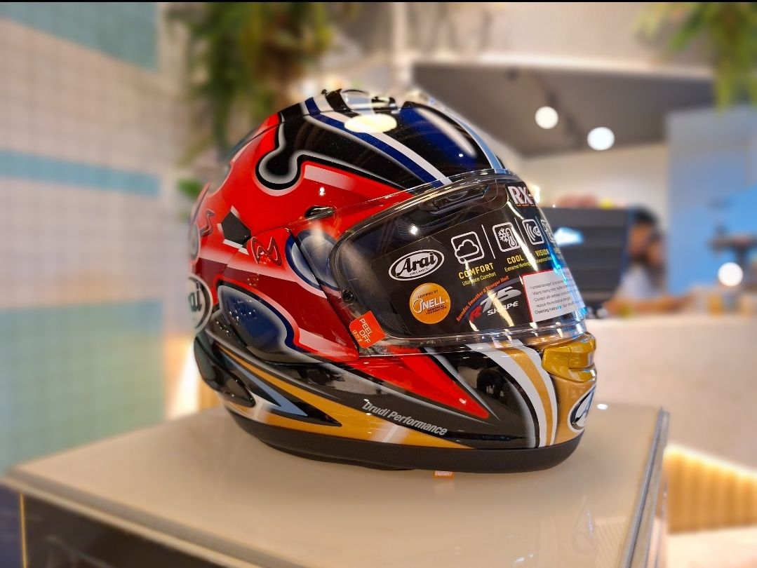 Attachment for Makna Sejati: Gambar Mata di Helm Arai Shinya Nakano Bukan Sekadar Jimat