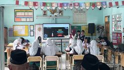 Attachment for Papan Interaktif Resmi Diluncurkan di SD IT Persis; Wamen Dikdasmen: Masa Depan Pembelajaran Semakin Seru