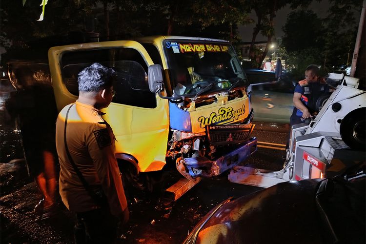 Attachment for Tabrakan Hebat: Mobil Melawan Truk Tangki, Si Pengendara yang Selamat