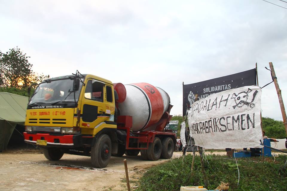 Mobil-besar-bermuatan-adukan-Semen-hilir-mudik-melewati-tenda-perjuangan-warga.-Photo-by-Tommy-Apriando..jpg