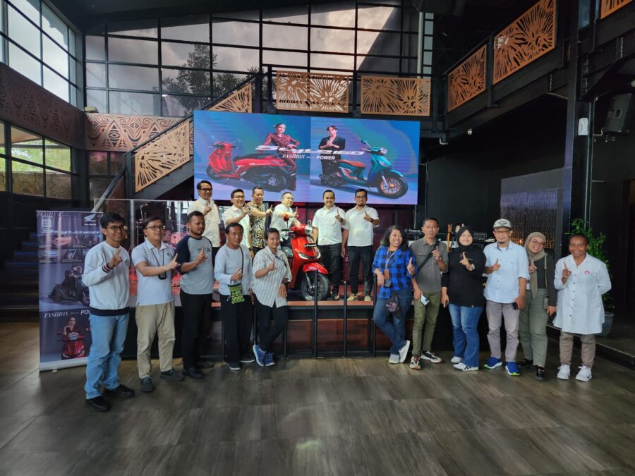 Foto-bersama-jajaran-Astra-Motor-Papua-dan-jurnalis-e1710124542573.jpeg